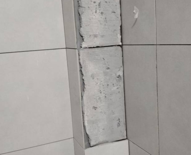 秦皇岛市瓷砖空鼓维修公司分享下瓷砖施工前基层浇水润湿程度不足，可能导致以下问题